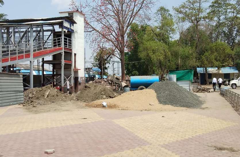 Development work is also blocked due to corona कोरोना के कारण विकास कार्य भी हो रहे अवरुद्ध