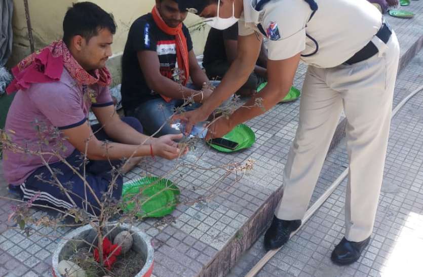 RPF jawans are filling up more than 50 poor people every day आरपीएफ जवान रोजाना 50 से अधिक गरीबों का भर रहे पटे
