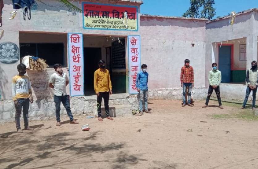 बाहर से आ रहे मजदूरों को स्कूल व पंचायत भवन में ठहराया बाहर से आ रहे मजदूरों को स्कूल व पंचायत भवन में ठहराया
