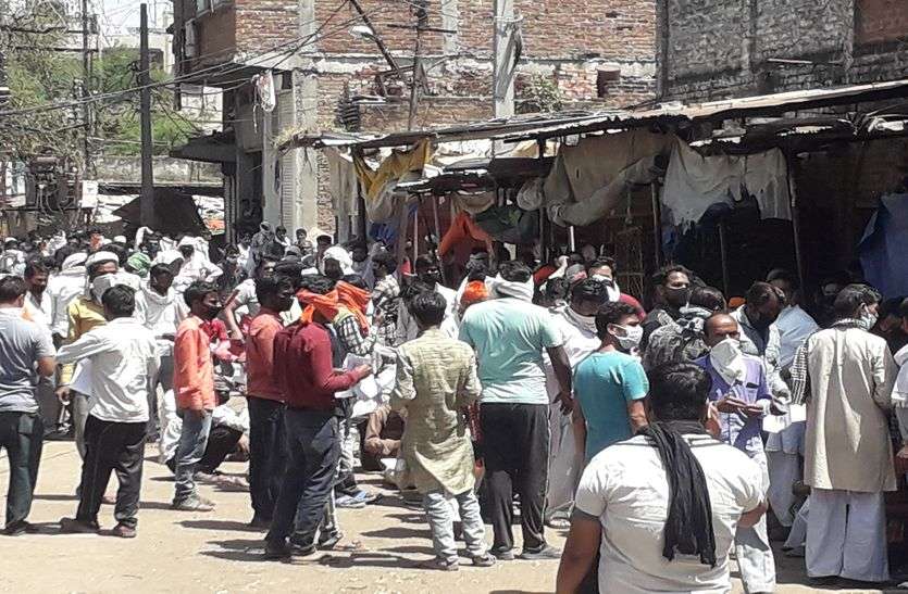 मांस-चूड़ी बेचने वाले भी पहुंचे सब्जी के पास लेने, पुलिस ने भांजी लाठियां मांस-चूड़ी बेचने वाले भी पहुंचे सब्जी के पास लेने, पुलिस ने भांजी लाठियां