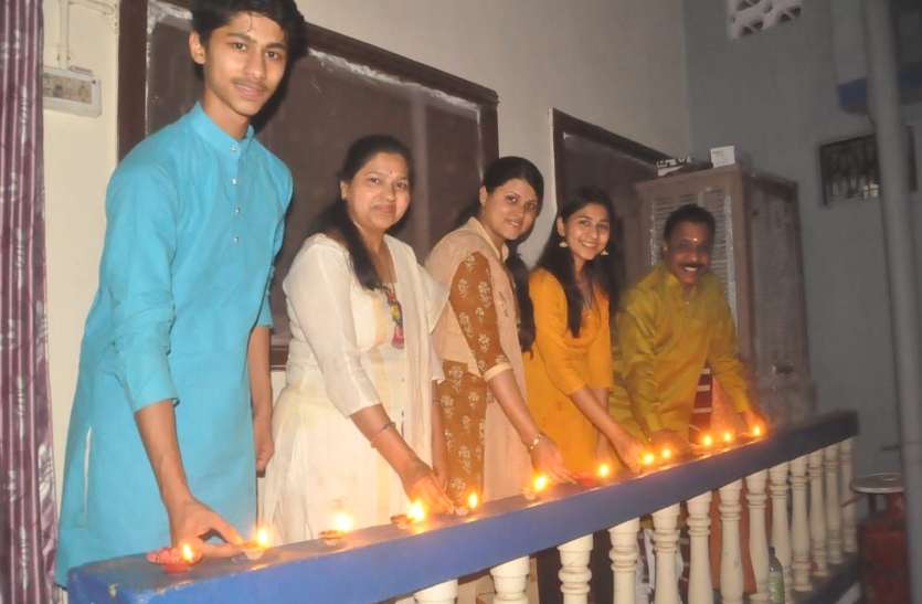Light of hope illuminated in the dark, the city challenged the darkness of the Corona epidemic अंधेरे में रोशन हुआ उम्मीद का प्रकाश, शहर ने दी कोरोना महामारी के अंधकार को चुनौती