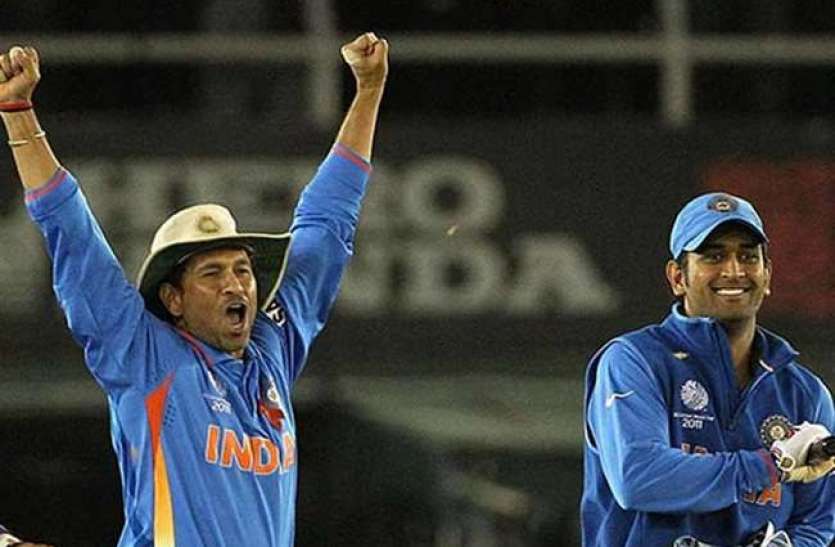 dhoni_and_sachin.jpg 9 साल बाद सचिन का बड़ा खुलासा, उन्होंने ही दी थी धोनी को युवी से पहले आने की सलाह