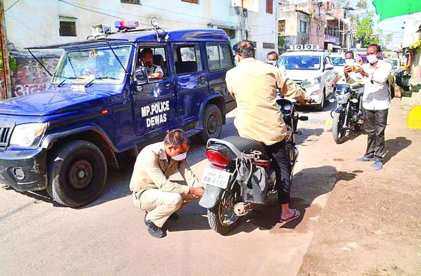 सरकारी कर्मचारी नहीं कर रहे थे लॉकडाउन का पालन, पुलिस ने चालान काटकर दी चेतावनी सरकारी कर्मचारी नहीं कर रहे थे लॉकडाउन का पालन, पुलिस ने चालान काटकर दी चेतावनी