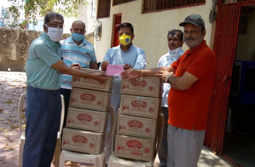 जरुरतमंदों को खाद्यान्न उपलब्ध कराने कोई दाल दे रहा तो कोई तेल जरुरतमंदों को खाद्यान्न उपलब्ध कराने कोई दाल दे रहा तो कोई तेल