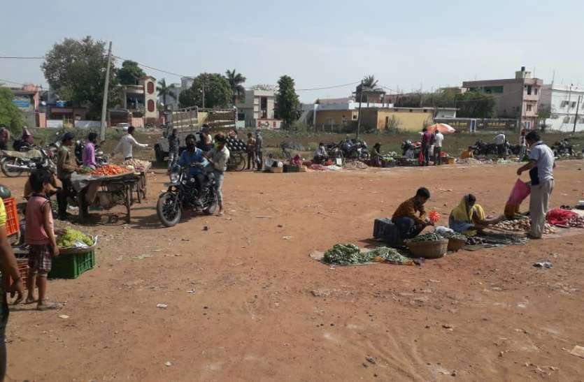 itarsi, nagarpalika, fruit sellers, vegetables market, सब्जी बाजार में घुसे फेरी लगाने वाले फल विक्रेताओं को हटाया, सीएमओ ने लगाई फटकार