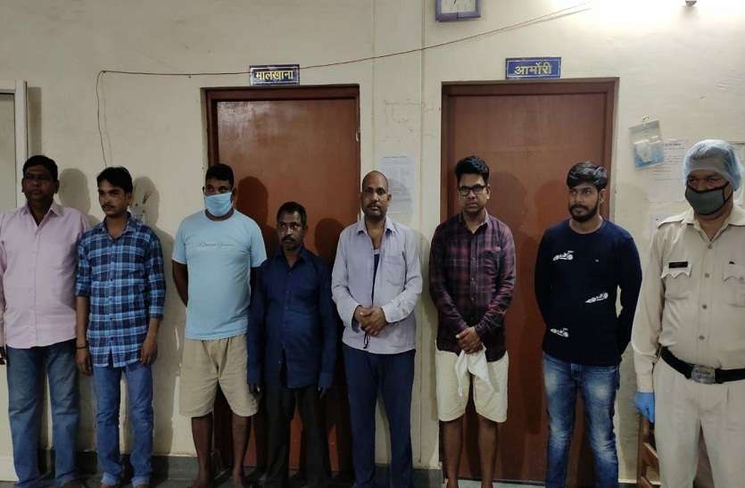 Police caught him saying he was playing to cut time लाॅक डाउन जुआ खेलते 7 पकडे, छोटे कमरे में मिली जमात