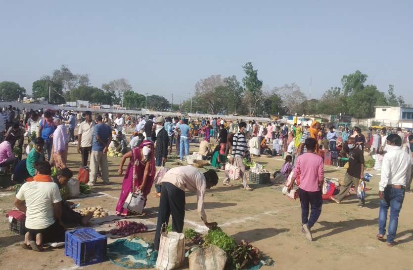 Suddenly the crowd gathered at the Forrester Playground as soon as the vegetable market started on Saturday morning. video, सोशल डिस्टेंसिंग बना मजाक