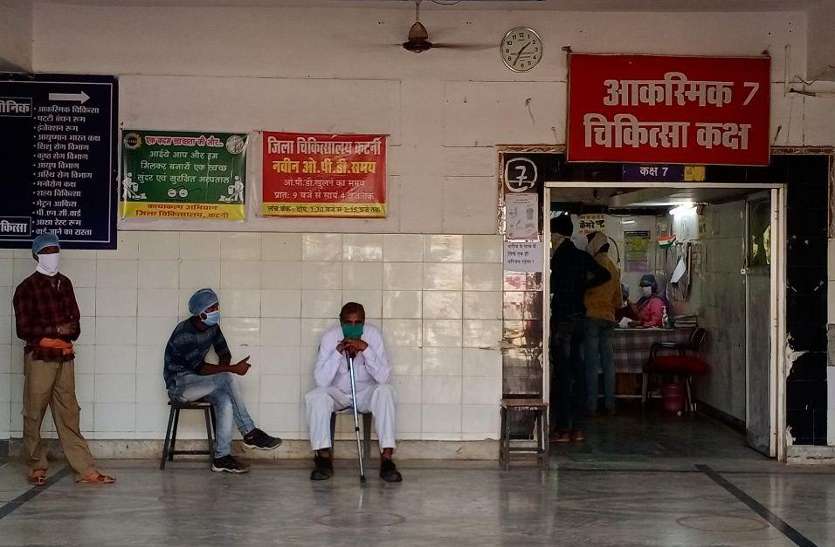Class IV employees posted in duty without safety clothing outside the contingency medical room in the district hospital. दस्ताने न पीपीइ सूट, चतुर्थ श्रेणी कर्मचारियों के लिए जानलेवा न साबित हो जाए बेपरवाही