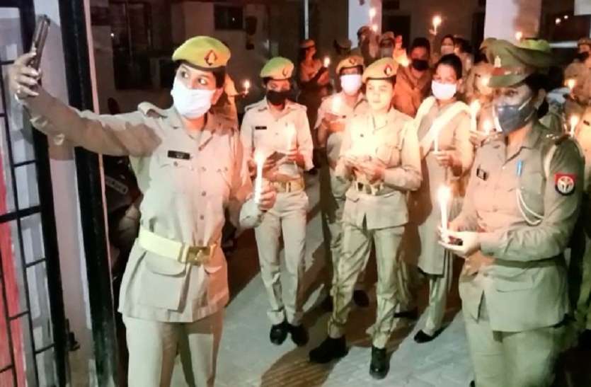 mahila_police.jpg Moradabad: महिला पुलिस कर्मियों ने भी नौ मिनट तक दीपक जलाकर दिया कोरोना के खिलाफ एकता का सन्देश