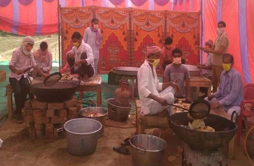 राजस्थान का प्रेमगिरी मठ, संकट के समय आया आगे, हर दिन बना रहे 3 हजार का भोजन राजस्थान का प्रेमगिरी मठ, संकट के समय आया आगे, हर दिन बना रहे 3 हजार का भोजन