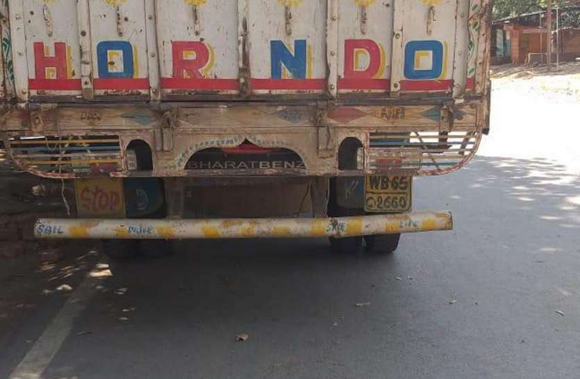 Truck seized on unauthorized transport of workers अनाधिकृत रूप से श्रमिकों के परिवहन पर ट्रक जब्त