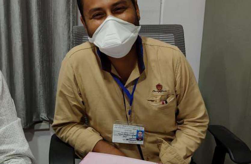 Karmaveer of Corona .. Health Department employees doing duty at risk कोरोना के कर्मवीर.. स्वास्थ विभाग के कर्मचारी जान जोखिम में डालकर कर रहे ड्यूटी