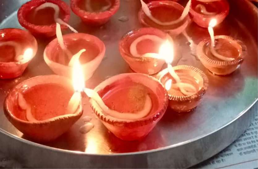 Turn off the light and light the lamps on doors and roofs लाइट बंद कर दरवाजे और छतों पर जलाए दीपक