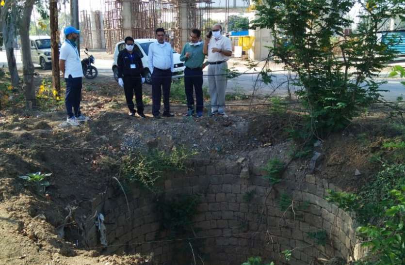 rewa सड़क किनारे खुले कुएं में गिरने से बचे अधिकारी, यहां जानिए पूरा घटनाक्रमण