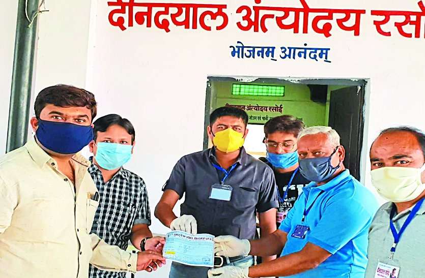 05_chw_02_dc.jpg Lockdown : जरूरतमंदों की भूख मिटाने के लिए दे रहे दान