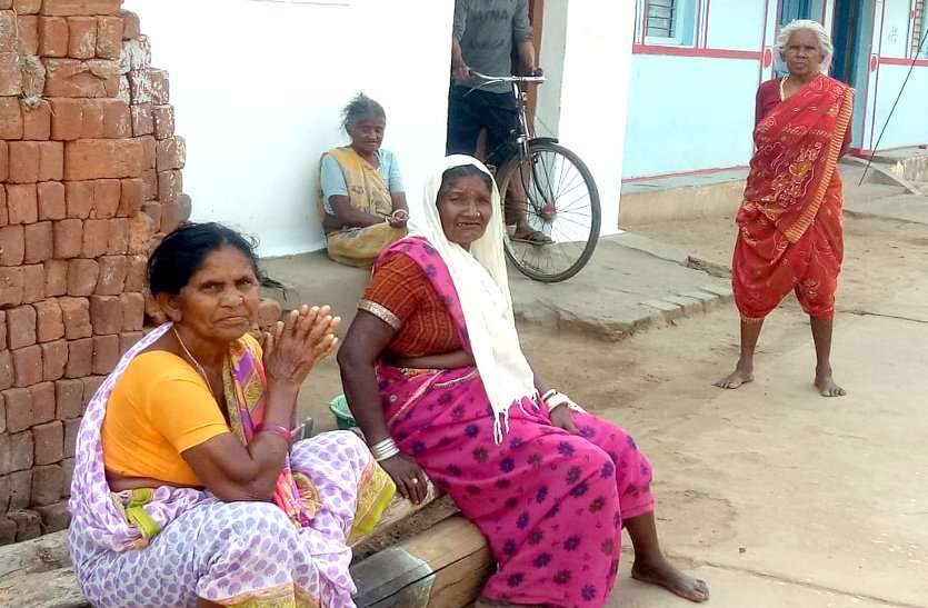 Amount of pensioners withdrawing, not giving information to the benefi पेंशनरों की निकाल रहे राशि, हितग्राही को नहीं दे रहे जानकारी