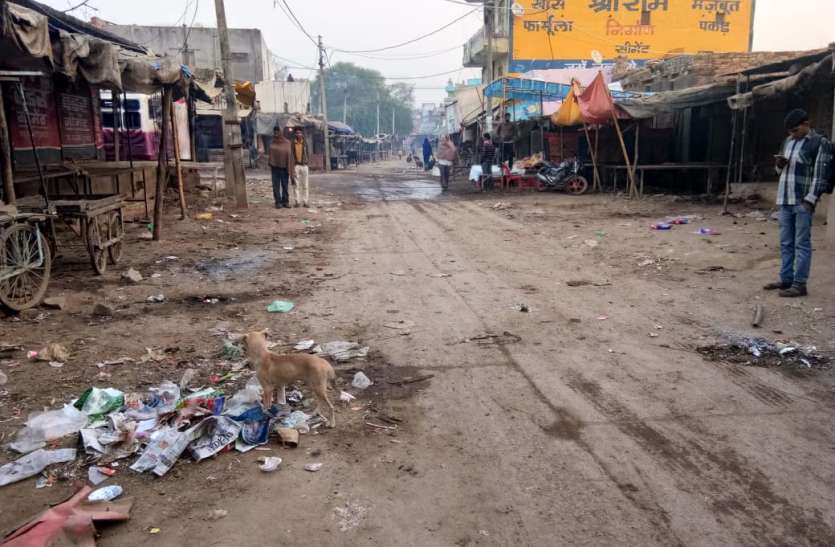 दो माह से सफाई बंद, गली मोहल्लों में फैला कचरा,बढ़ा संक्रमण खतरा दो माह से सफाई बंद, गली मोहल्लों में फैला कचरा,बढ़ा संक्रमण खतरा