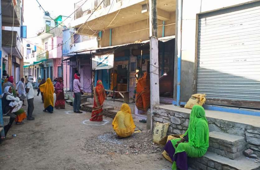 500 रुपए निकालने कियोस्क सेंटर पर उमड़ रही भीड़ 500 रुपए निकालने कियोस्क सेंटर पर उमड़ रही भीड़