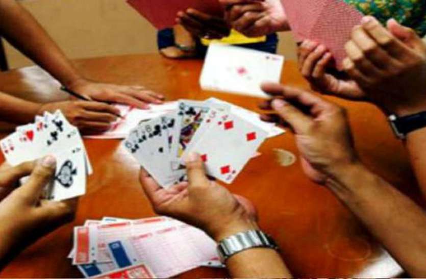 जुआ इन्हें नहीं कोरोना का खौफ, झुंड बनाकर बेखौफ़ लगाया जा रहा था लाखों का दांव