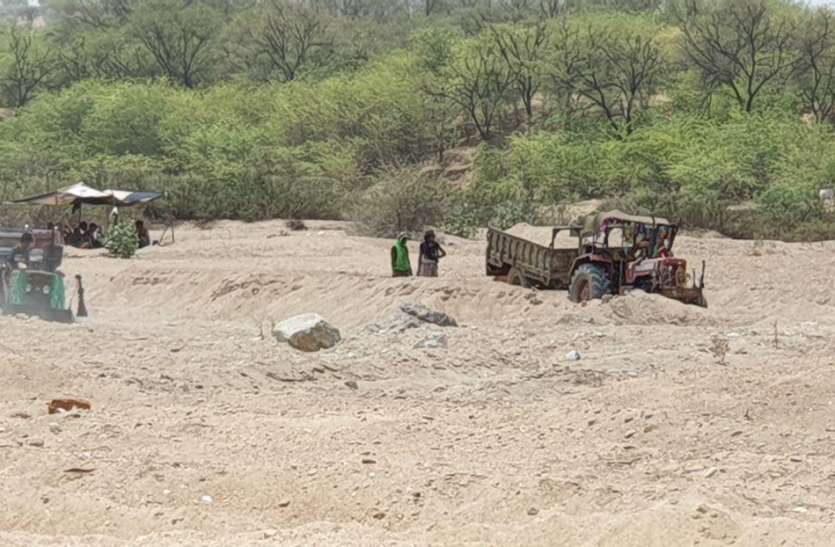 कोरोना कफ्र्यू में राजस्थान में यहां बन गया बजरी का गांव, बना दिए पहाड़ कोरोना कफ्र्यू में राजस्थान में यहां बन गया बजरी का गांव, बना दिए पहाड़