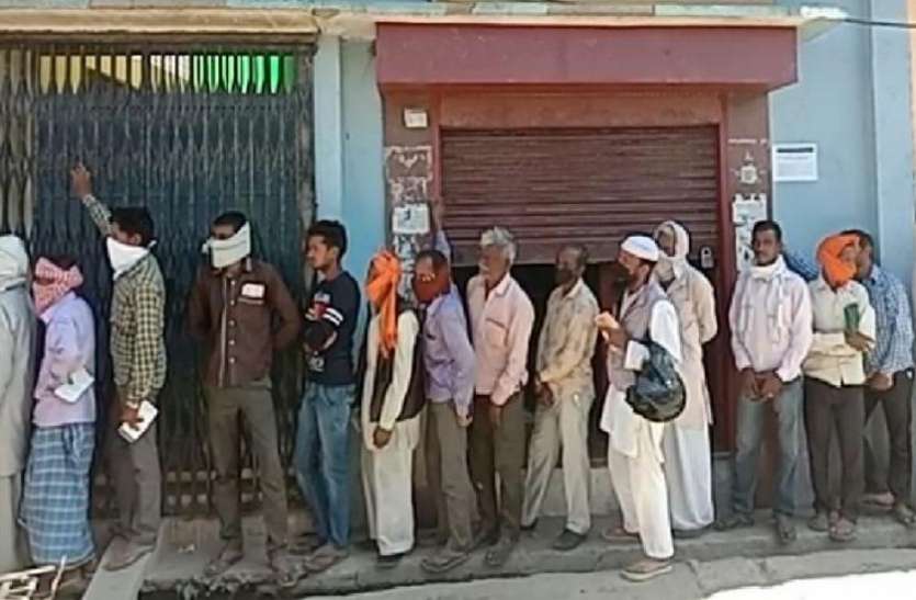 bank.jpg बिजनौर: हैरान करने वाली फिर आई तस्वीर सामने, बैंक में नहीं किया जा रहा सोशल डिस्टेंसिंग का पालन