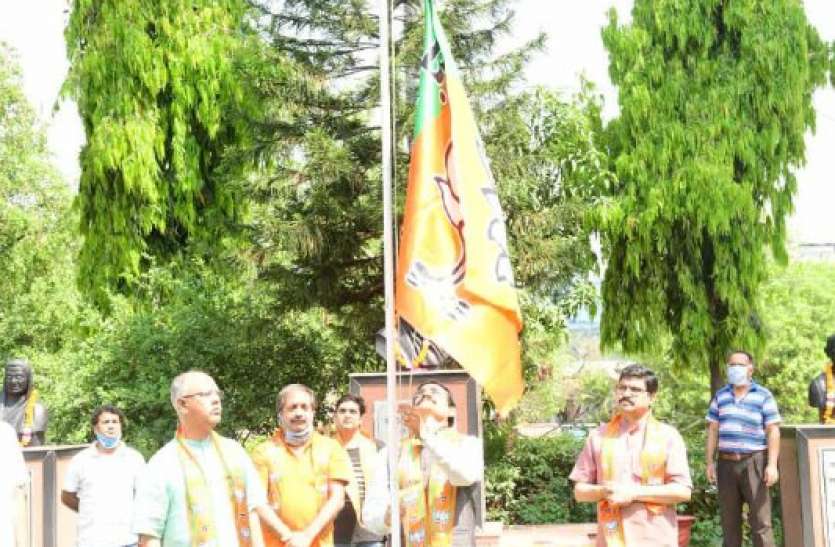 भाजपा ने प्रदेश कार्यालय में मनाया 40 वां स्थापना दिवस, बीजेपी अध्यक्ष की अपील ,कार्यकर्ता एक वक्त का भोजन त्यागें भाजपा ने प्रदेश कार्यालय में मनाया 40 वां स्थापना दिवस, बीजेपी अध्यक्ष की अपील ,कार्यकर्ता एक वक्त का भोजन त्यागें