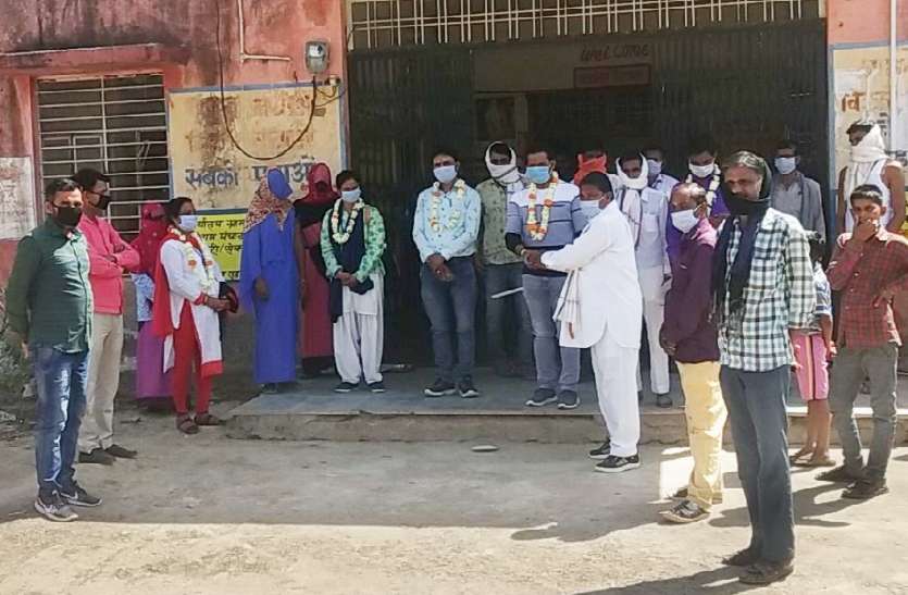 लॉकडाउन में सेवा देने वालों का किया सम्मान, बढ़ाया हौंसला लॉकडाउन में सेवा देने वालों का किया सम्मान, बढ़ाया हौंसला