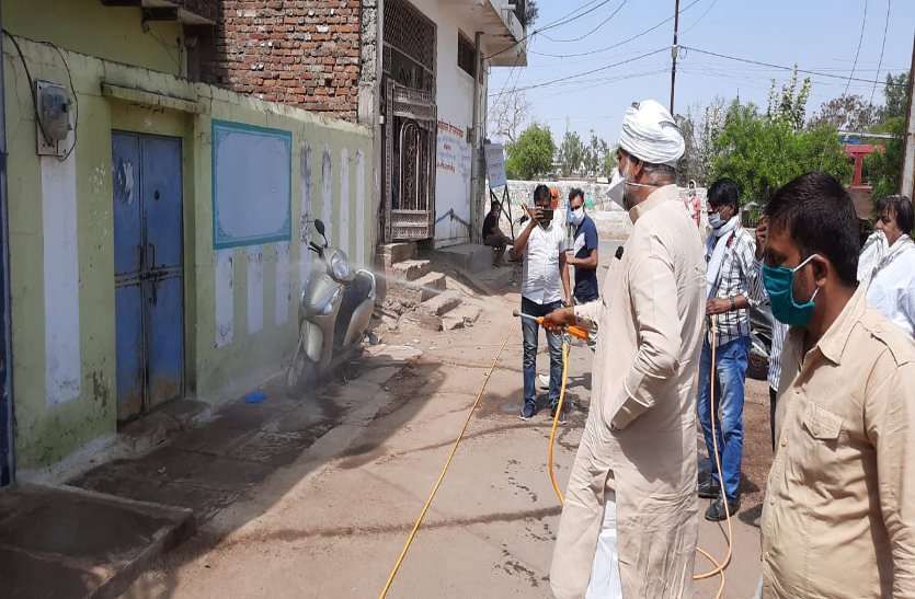 The village was sanitized at its own cost स्वयं के खर्चे पर गांव किया सैनेटाइज