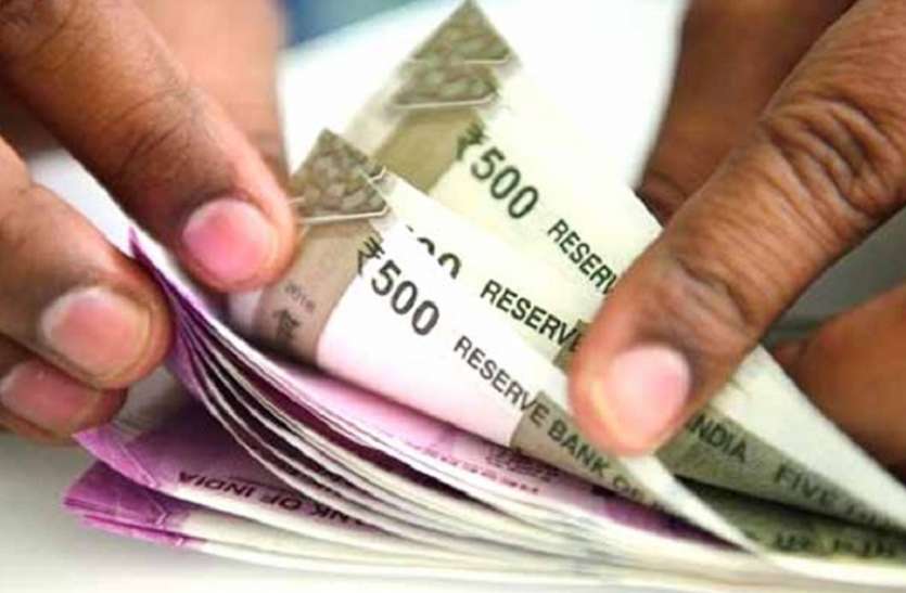lockdown : बैंक घर घर दे रहा cash payment, साबुन और सेनेटाइजर से हाथ धुलाने के बाद भुगतान lockdown : बैंक घर घर दे रहा cash payment, साबुन और सेनेटाइजर से हाथ धुलाने के बाद भुगतान