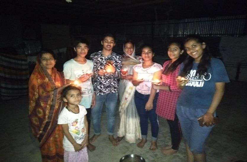 VIDEO रतलाम में लाखों हथेलियों में जगमगाए उम्मीद के ज्योति दीप