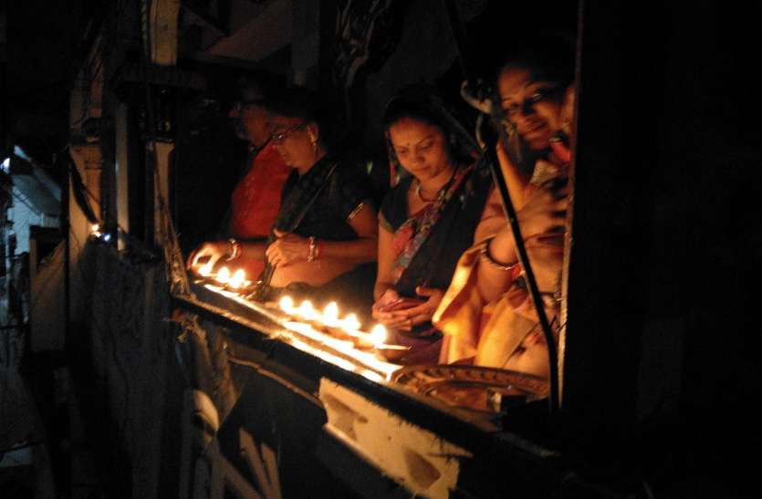 Corona war: Dindori sparkles off at nine o'clock कोरोना से जंग: नौ बजते ही चिरागों से जगमगा उठा डिंडौरी