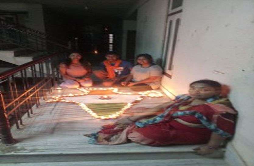 दीए जला कर भारत माता का नक्शा बनाया दीपक जलाने के दौरान मंदिर में जानें क्यों हुआ पथराव, तीन गिरफ्तार