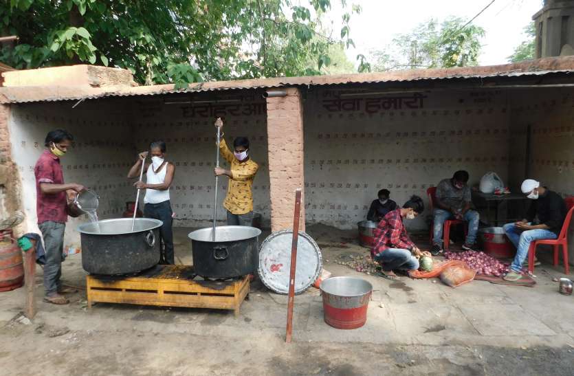लॉक डाउन : घर में गरीबी गुजारा पर जरूरतमंदों की सेवा के लिए रहते हैं सदैव तत्पर लॉक डाउन : घर में गरीबी गुजारा पर जरूरतमंदों की सेवा के लिए रहते हैं सदैव तत्पर