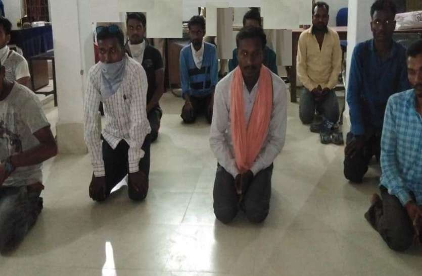 लॉकडाउन का नियम तोड़ निर्माणाधीन मकान के पीछे 11 लोग खेल रहे थे जुआ, पुलिस पहुंची तो मच गया हडक़ंप लॉकडाउन का नियम तोड़ निर्माणाधीन मकान के पीछे 11 लोग खेल रहे थे जुआ, पुलिस पहुंची तो मच गया हडक़ंप