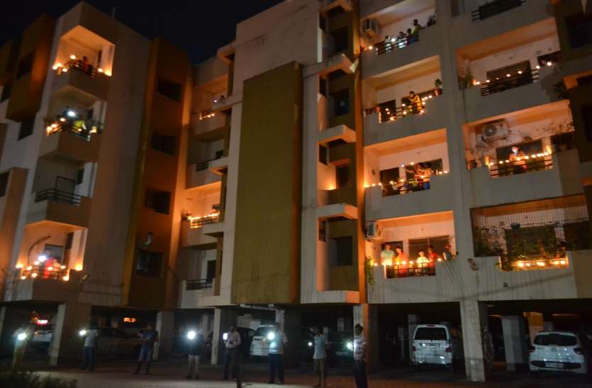 Citizens lit a lamp in Pushpagiri Apartment at Panna Mor. video: कोरोना को हराने शहर ने मनाया दीपोत्सव, दिया एकजुटता का संदेश