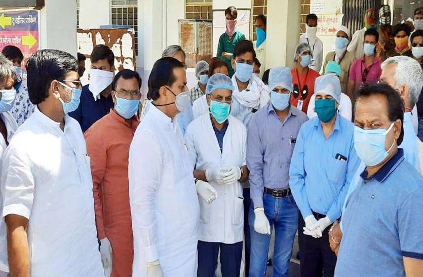 Corona ke Karmvir : कोरोना संक्रमण से बचाव में लगे कर्मवीरों का किया सम्मान Corona ke Karmvir : कोरोना संक्रमण से बचाव में लगे कर्मवीरों का किया सम्मान