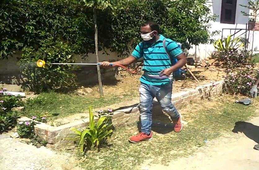 गलियों को कर रहे सेनेटाइज गलियों को कर रहे सेनेटाइज