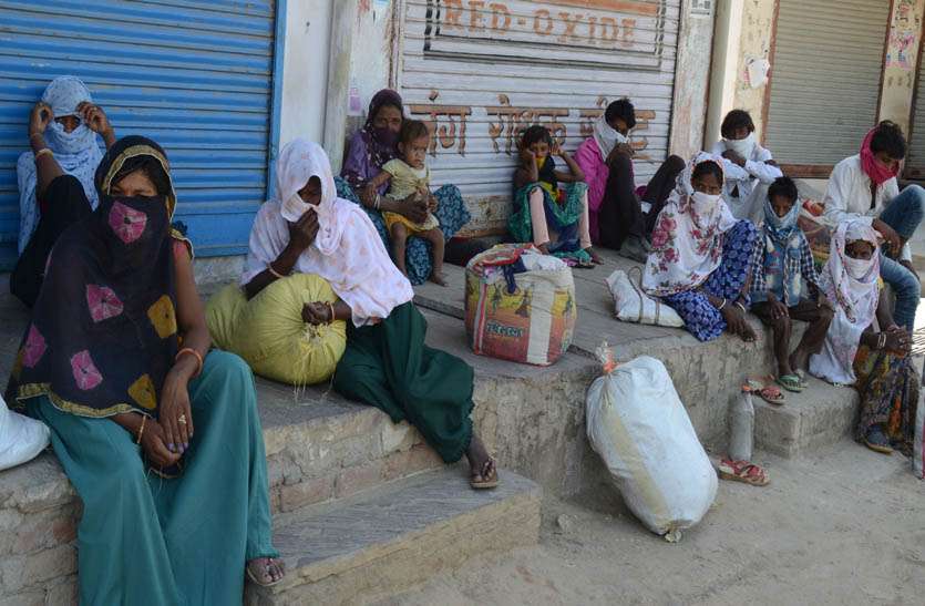 20 किलोमीटर पैदल चलकर टोंक पहुंचे श्रमिक, अधिकारियों ने वापस लौटाया 20 किलोमीटर पैदल चलकर टोंक पहुंचे श्रमिक, अधिकारियों ने वापस लौटाया