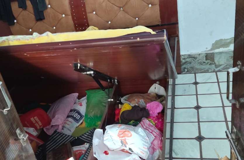 .लॉकडाउन में गए गांव, चोरों ने घर किया साफ .लॉकडाउन में गए गांव, चोरों ने घर किया साफ