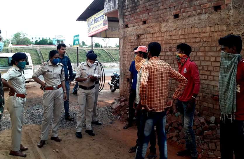 मालकवाहक में छुपकर महाराष्ट्र से CG पहुंचे पांच मजदूर भागे, पुलिस ने रातों रात खोजकर भेजा होम आइसोलेशन में मालवाहक में छुपकर महाराष्ट्र से CG पहुंचे पांच मजदूर भागे, पुलिस ने रातों रात खोजकर भेजा होम आइसोलेशन में