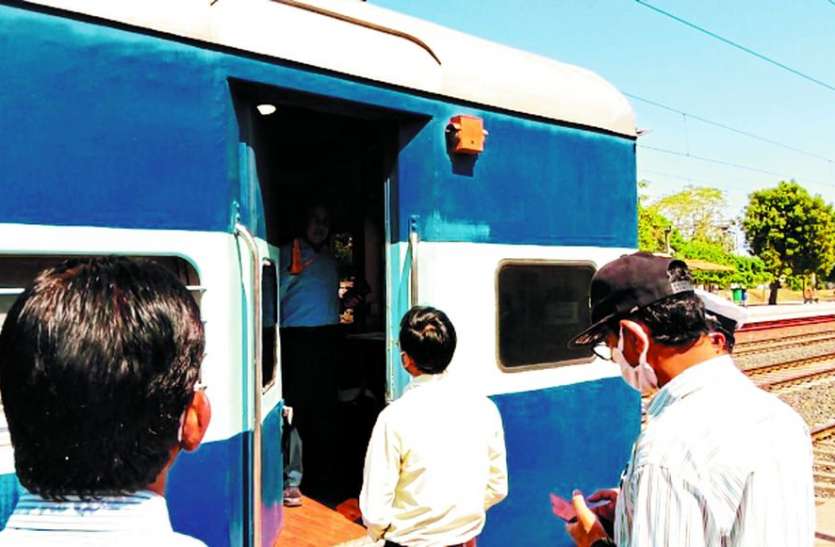 कोटा मंडल डीआरएम और सीनियर डीइएन ने किया रेलवे स्टेशन का औचक निरीक्षण कोटा मंडल डीआरएम और सीनियर डीइएन ने किया रेलवे स्टेशन का औचक निरीक्षण