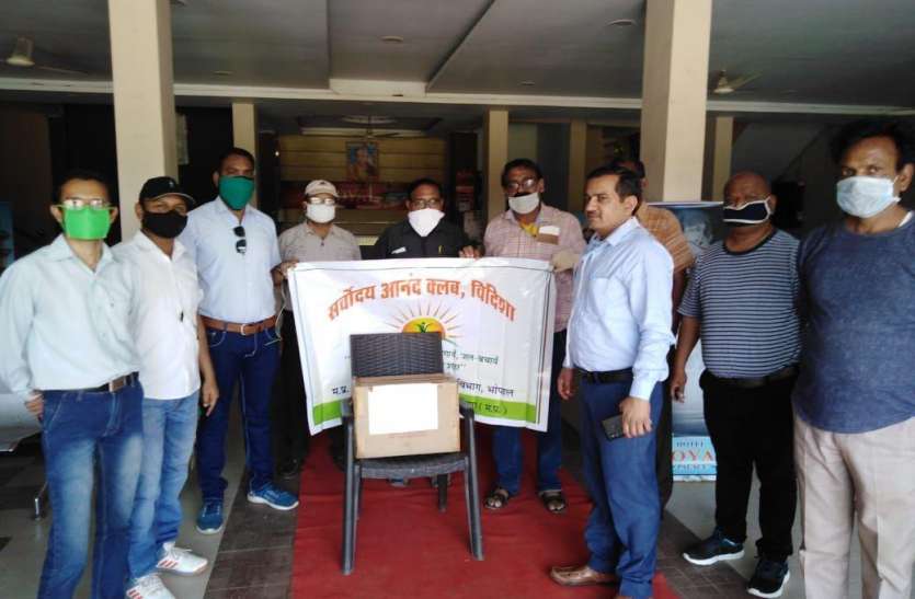 विदिशा। प्रशासन को भोजन पैकेट सौंपते सर्वोदय आनंद क्लब सदस्य। जरूरतमंदों के लिए सर्वोदय आनंद क्लब ने प्रशासन को सौंपे भोजन के १०० पैकेट