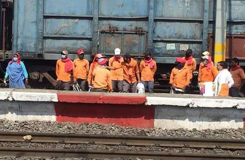Railway employees doing work i ये कैसी परीक्षा जिसमें ट्रेक कार्य करने वाले फेल हो जाते हैं