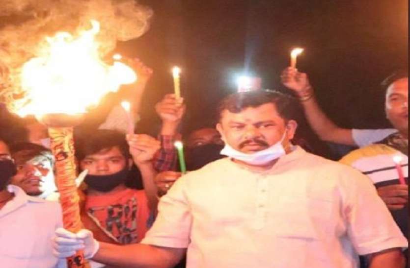 raja.jpg फिर उड़ी सोशल डिस्टेंसिंग की धज्जियां, बीजेपी नेता ने ताक पर रखी पीएम मोदी की नसीहत