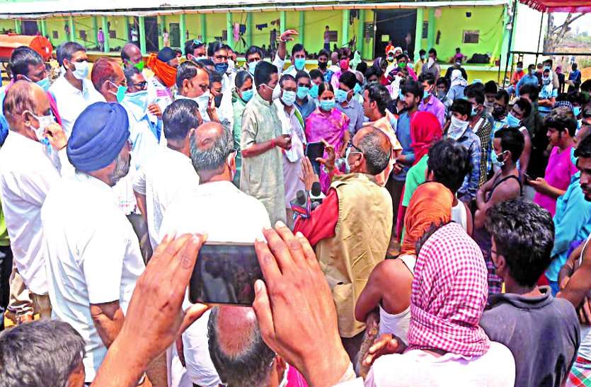 राहत कैंप जाकर सोशल डिस्टेंसिंग भूले प्रदेश कांग्रेस अध्यक्ष मरकाम, नियमों की धज्जियां उड़ाकर भीड़ में घुसे विधायक और नेता राहत कैंप जाकर सोशल डिस्टेंसिंग भूले प्रदेश कांग्रेस अध्यक्ष मरकाम, नियमों की धज्जियां उड़ाकर भीड़ में घुसे विधायक और नेता