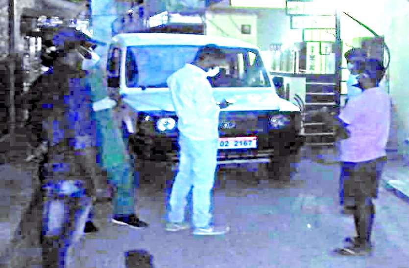क्वारंटाइन लोको पायलट की रेलवे अधिकारी ने लगाई जबरदस्ती ड्यूटी, तबियत बिगड़ी तो मचा हड़कंप, कराया अस्पताल में भर्ती क्वारंटाइन लोको पायलट की रेलवे अधिकारी ने लगाई जबरदस्ती ड्यूटी, तबियत बिगड़ी तो मचा हड़कंप, कराया अस्पताल में भर्ती
