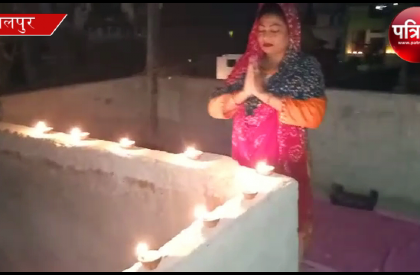 snapshot_14.png coronavirus lamp lighting: शंख, घंटे, घडिय़ाल की गूंज के साथ दीपों की रोशनी से नहाई संस्कारधानी: देखें वीडियो