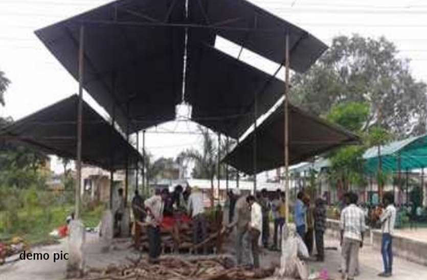people are not able to do cremation rites during coronavirus lockdown अपनों के अंतिम संस्कार के लिए करना पड़ रहा इंतजार, बस-ट्रेनें बंद होने से प्रवाहित नहीं कर पा रहे अस्थि कलश