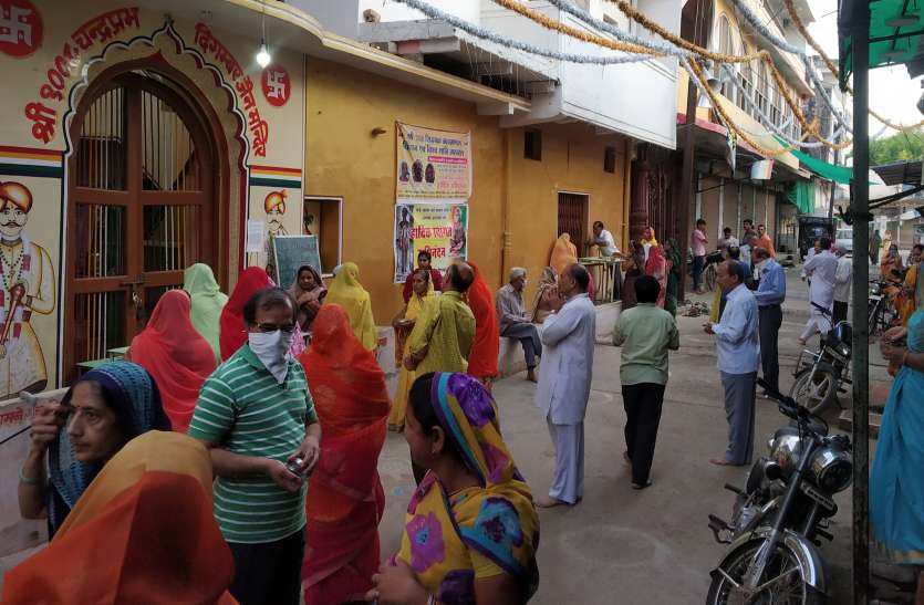 मंडीबामोरा। इस तरह मंदिर के बाहर से दर्शन करते नजर आए श्रद्धालु। मंदिरों में बाहर से प्रार्थना और घर जाकर मनाई महावीर जयंती