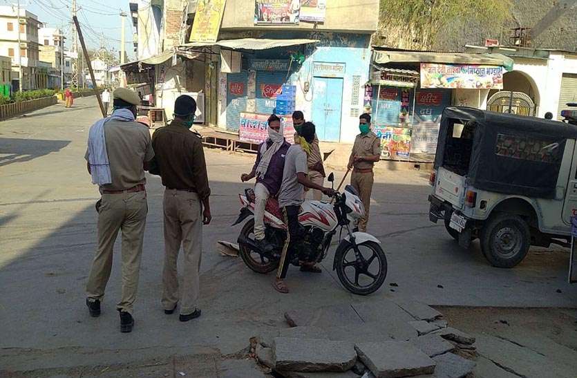 Police sticks कफ्र्यू में घूमते पांच गिरफ्तार